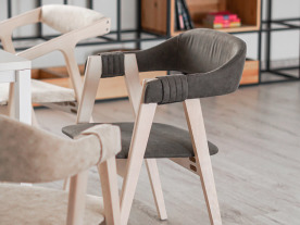 Прочный стул